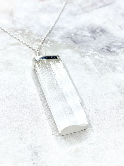 Colgante de Selenita en bruto de plata | Limpieza y protección