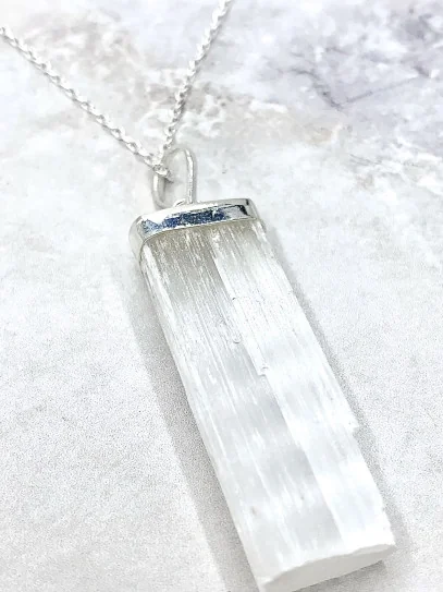 Colgante de Selenita en bruto de plata | Limpieza y protección