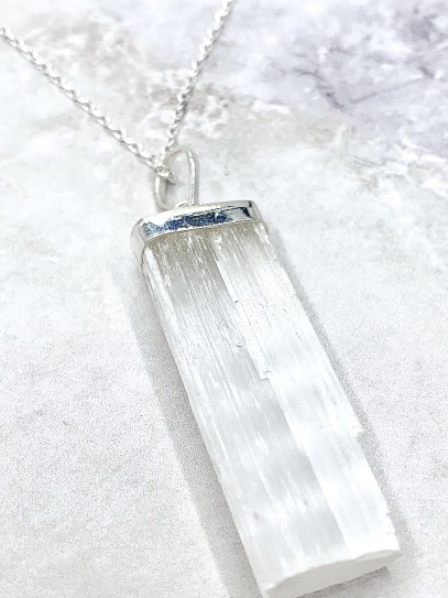 Colgante de Selenita en bruto de plata | Limpieza y protección