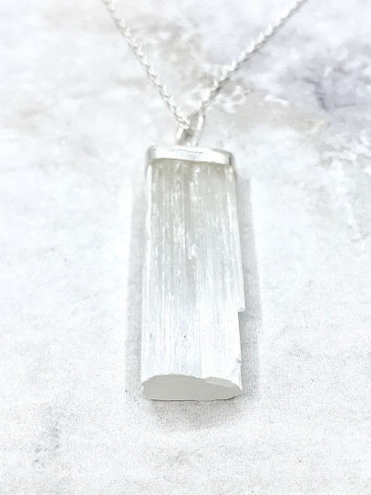 Colgante de Selenita en bruto de plata | Limpieza y protección