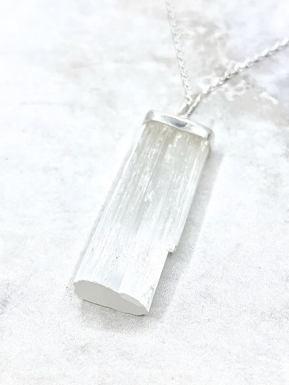 Colgante de Selenita en bruto de plata | Limpieza y protección