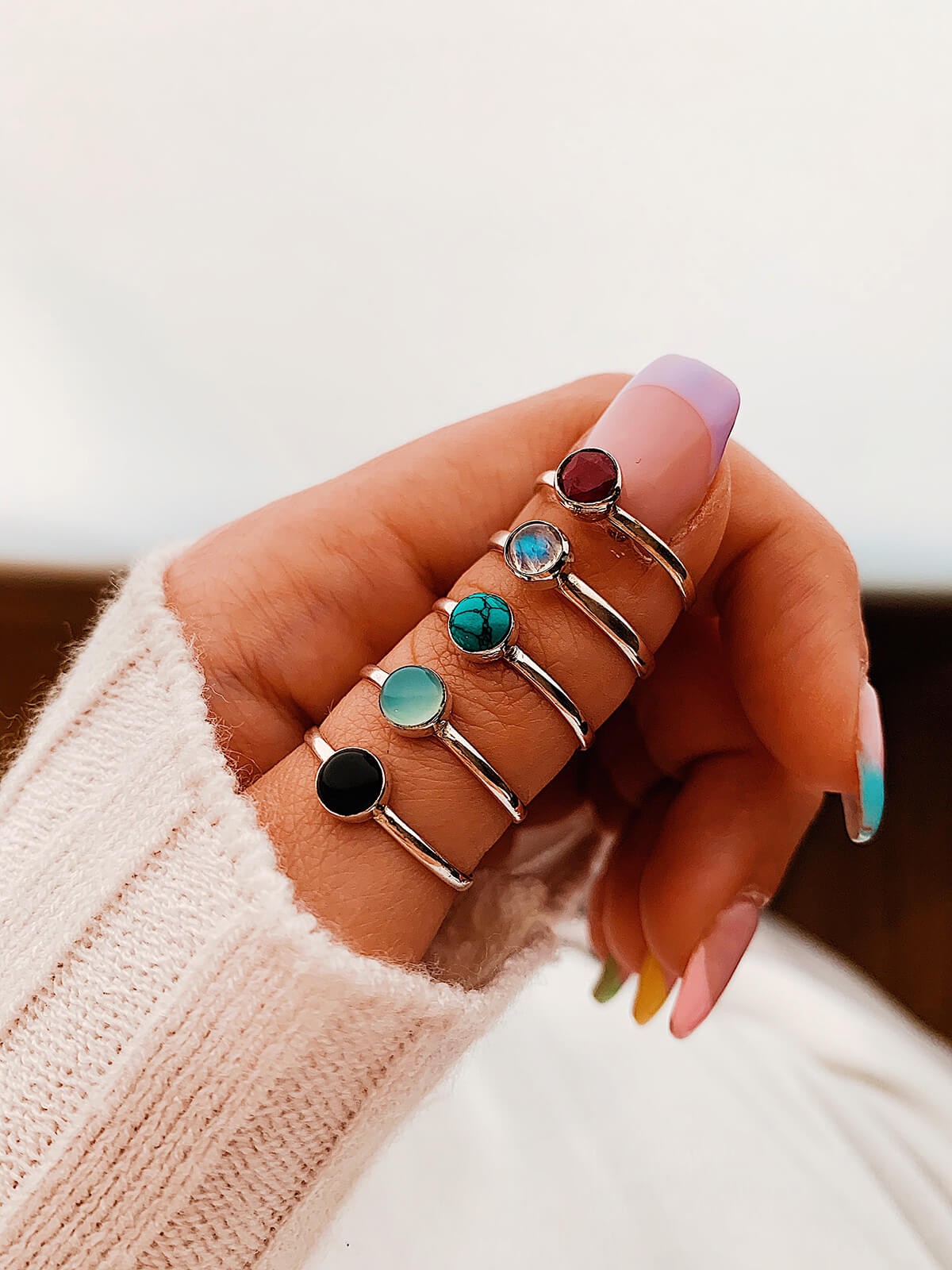 Luce unas manos elegantes y con personalidad con nuestros anillos de plata de ley 925