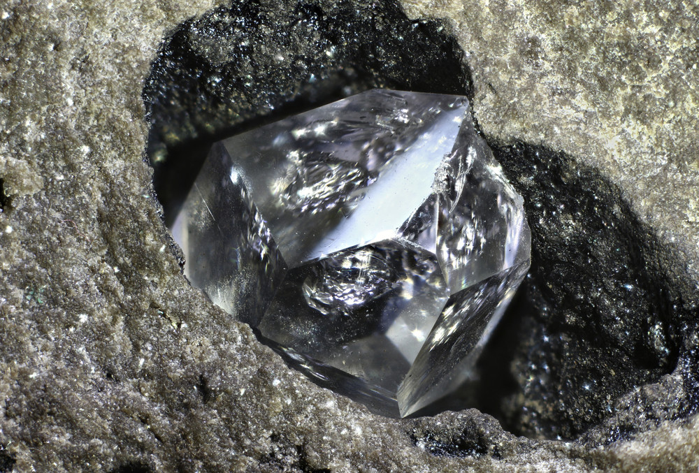 Propiedades del Cuarzo Herkimer: ¿Cómo potencia otros amuletos?