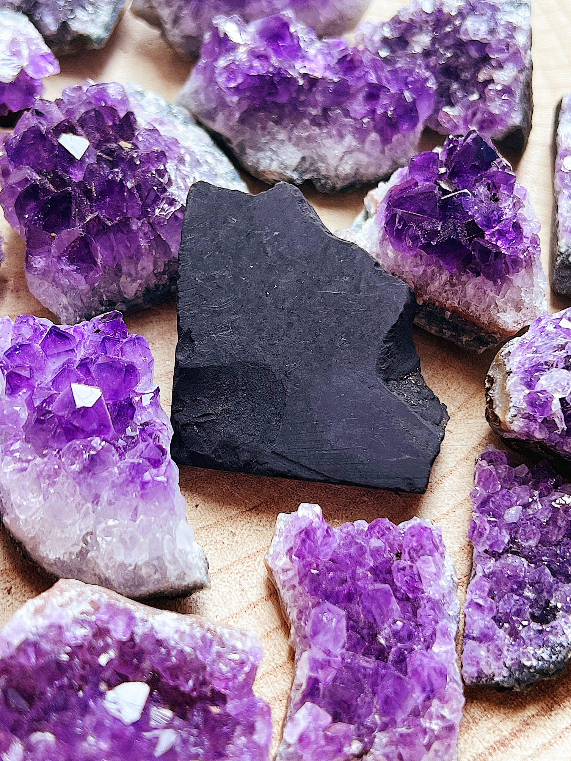 Shungit  Una piedra natural con propiedades extraordinarias – Natural  Mystic Orgonites Artisanales